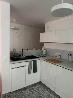 Cuisine ou kitchenette dans l'établissement Appartement Cosy, proche Stade de France