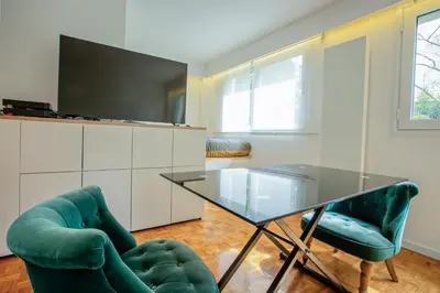 Télévision ou salle de divertissement dans l'établissement Elegant Escape in Paris 14th