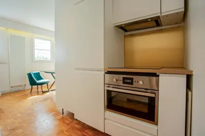 Cuisine ou kitchenette dans l'établissement Elegant Escape in Paris 14th
