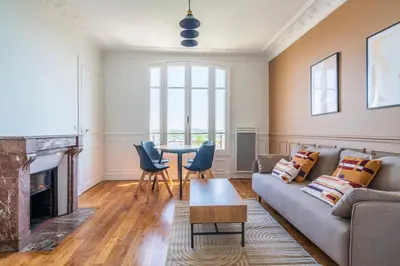 Coin salon dans l'établissement Appartement spacieux Vue sur Tour Effeil - Puteaux