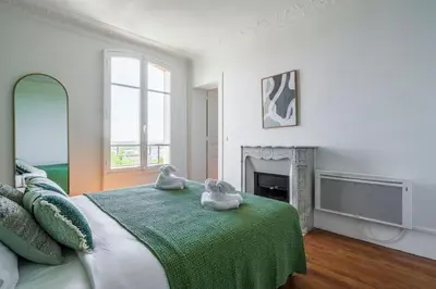 Un ou plusieurs lits dans un hébergement de l'établissement Appartement spacieux Vue sur Tour Effeil - Puteaux