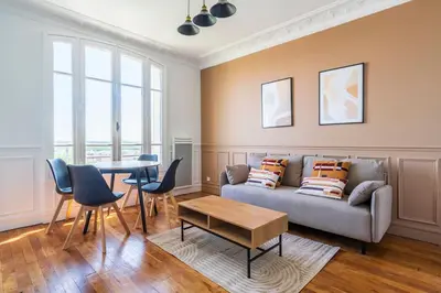 Coin salon dans l'établissement Appartement spacieux Vue sur Tour Effeil - Puteaux