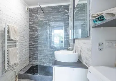 Salle de bains dans l'établissement Deux pièces spacieux - Métro ligne 14 à 50m