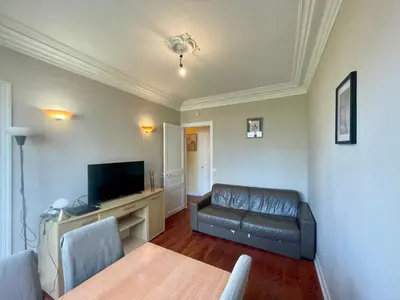 Télévision ou salle de divertissement dans l'établissement Appartement Convention 5 Paris