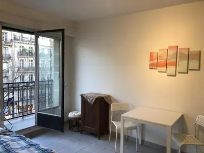Coin salon dans l'établissement Beautiful studio next to metro