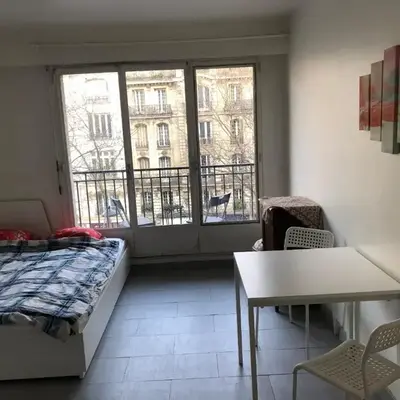 Beautiful studio next to metro