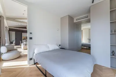 Un ou plusieurs lits dans un hébergement de l'établissement Luxueux Appartement Haussmannien avec Vue sur Paris