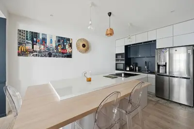 Cuisine ou kitchenette dans l'établissement Veeve - Thoroughly Modern Maison