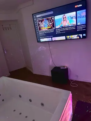 Télévision ou salle de divertissement dans l'établissement Paris La Défense - Santorin Apartment with jacuzzi