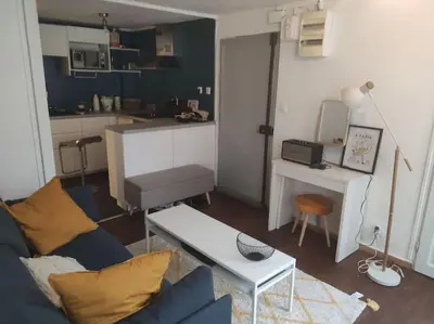 Cuisine ou kitchenette dans l'établissement Charming apartment 40 m2, 10th