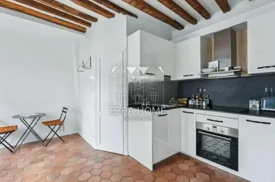 Cuisine ou kitchenette dans l'établissement Élégant 2 Pièces avec Cour Pavée