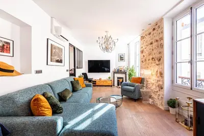 Télévision ou salle de divertissement dans l'établissement GuestReady - Bright Retreat near the Wall of Love