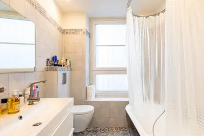 Salle de bains dans l'établissement GuestReady - Bright Retreat near the Wall of Love