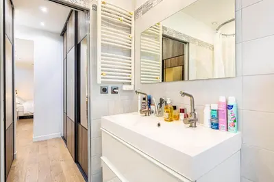 Salle de bains dans l'établissement GuestReady - Bright Retreat near the Wall of Love