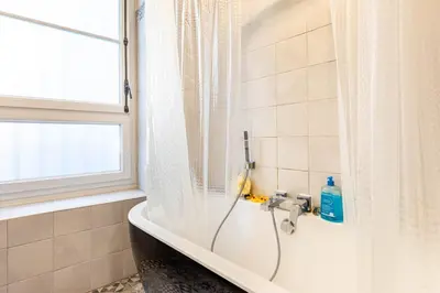 Salle de bains dans l'établissement GuestReady - Bright Retreat near the Wall of Love