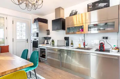 Cuisine ou kitchenette dans l'établissement GuestReady - Bright Retreat near the Wall of Love