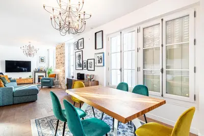 Coin salon dans l'établissement GuestReady - Bright Retreat near the Wall of Love