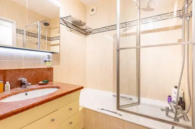 Plan de l'établissement GuestReady - Spacieux apt. avec cour privative