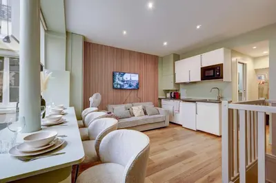 Cuisine ou kitchenette dans l'établissement Place de la Nation Cozy 2BD Duplex