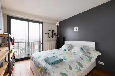 Un ou plusieurs lits dans un hébergement de l'établissement Top floor with Eiffel Tower view and roof top