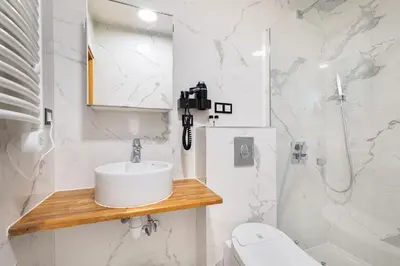 Salle de bains dans l'établissement Le Pavillon Ponthieu - Champs-Élysées