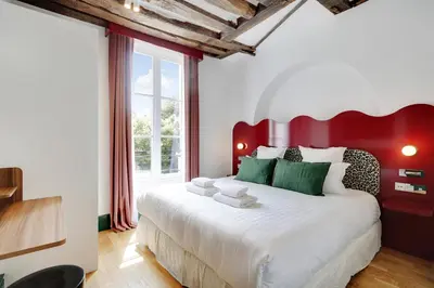 Un ou plusieurs lits dans un hébergement de l'établissement Paris Home Collection Serviced Apartments in Notre Dame - Rue Savoie