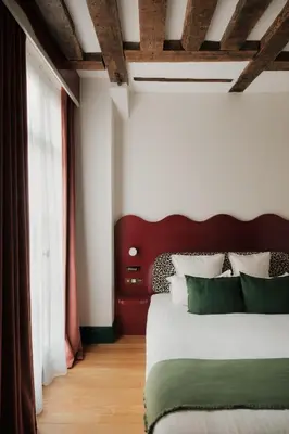 Un ou plusieurs lits dans un hébergement de l'établissement Paris Home Collection Serviced Apartments in Notre Dame - Rue Savoie