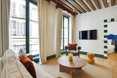 Télévision ou salle de divertissement dans l'établissement Paris Home Collection Serviced Apartments in Notre Dame - Rue Savoie