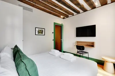 Un ou plusieurs lits dans un hébergement de l'établissement Paris Home Collection Serviced Apartments in Notre Dame - Rue Savoie