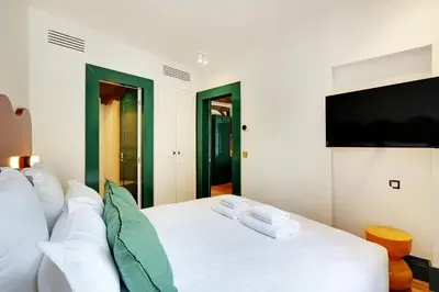 Un ou plusieurs lits dans un hébergement de l'établissement Paris Home Collection Serviced Apartments in Notre Dame - Rue Savoie
