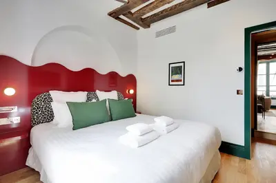 Un ou plusieurs lits dans un hébergement de l'établissement Paris Home Collection Serviced Apartments in Notre Dame - Rue Savoie