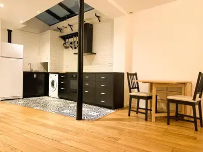 Cuisine ou kitchenette dans l'établissement GRAND APPARTEMENT Paris 10