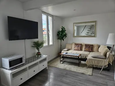 Télévision ou salle de divertissement dans l'établissement spacieux duplex Stade de France 24 pour 4 personnes