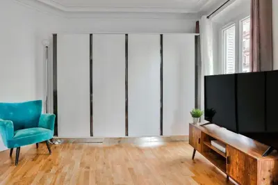 Télévision ou salle de divertissement dans l'établissement Appartement QUARTIER EMILY IN PARIS NOTRE DAME