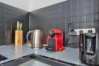 Cuisine ou kitchenette dans l'établissement Appartement QUARTIER EMILY IN PARIS NOTRE DAME
