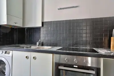 Cuisine ou kitchenette dans l'établissement Appartement QUARTIER EMILY IN PARIS NOTRE DAME