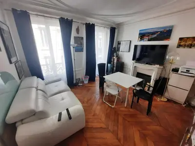Télévision ou salle de divertissement dans l'établissement Appartement familial dans le 16é