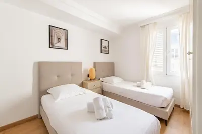 Un ou plusieurs lits dans un hébergement de l'établissement New York-Superbe appartement vue Tour Eiffel pont de l'Alma
