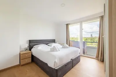 Un ou plusieurs lits dans un hébergement de l'établissement New York-Superbe appartement vue Tour Eiffel pont de l'Alma