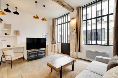 Télévision ou salle de divertissement dans l'établissement Magnifique loft 6P proche Bastille