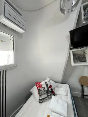 Télévision ou salle de divertissement dans l'établissement PARIS BASTILLE BERCY GARE DE LYON CHAMBRE CLIMATISEE 9m2 idéal 1 pers ,max 2 pers