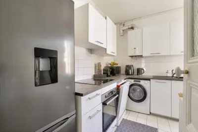 Cuisine ou kitchenette dans l'établissement The Eiffel Tower View