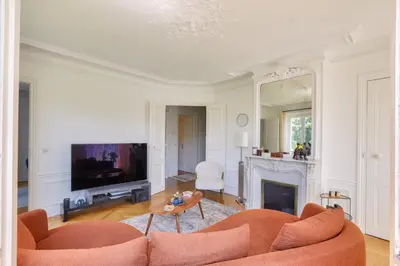 Télévision ou salle de divertissement dans l'établissement The Eiffel Tower View