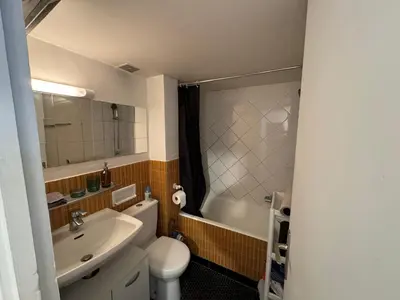 Salle de bains dans l'établissement 2 chambres 9mn Arc de Triomphe