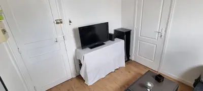 Télévision ou salle de divertissement dans l'établissement Le Petit Paris