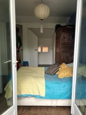 Un ou plusieurs lits dans un hébergement de l'établissement Maison avec jardin