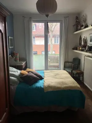Un ou plusieurs lits dans un hébergement de l'établissement Maison avec jardin