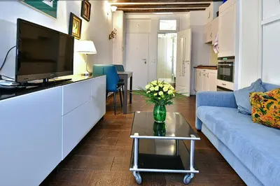 Télévision ou salle de divertissement dans l'établissement Romantic studio in center of Paris