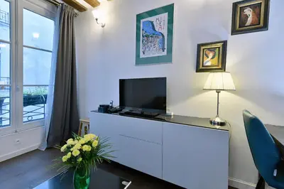 Télévision ou salle de divertissement dans l'établissement Romantic studio in center of Paris