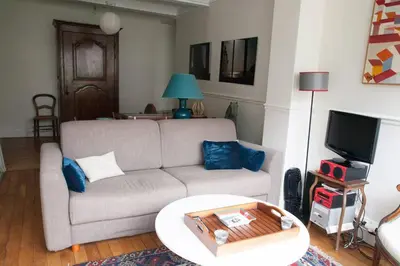 Télévision ou salle de divertissement dans l'établissement So Cute 55m2 And Quiet With A Courtyard Garden